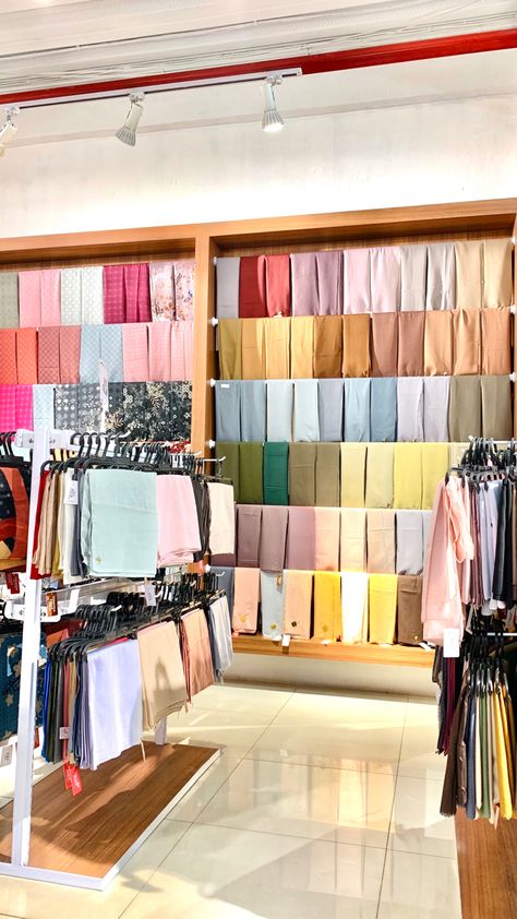 Hijab Store Interior, Hijab Shop, Fabric Store Displays, Hijab Store, Islamic Store, Scarf Display, Scarf Storage, Closet Design Layout, Clothing Packaging