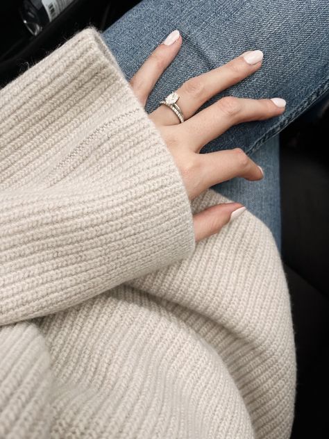 Casual fall neutral outfit sitting light wash jeans cream knit oversized sweater white mani neutral nails inspo Fall Outfit Ideas Casual, Neutral Sweater, Outfit Ideas Casual, Everyday Sweater, Knitting Aesthetic, Oversized Jeans, Neutral Style, Jenni Kayne, Fall Outfit Ideas