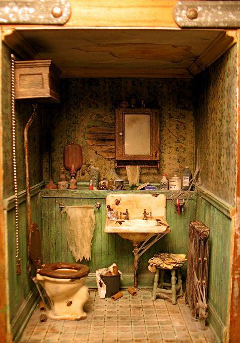 1:12 scale miniature grundgy bathroom Doll House Bathroom, Miniature Bedroom, Miniature Bathroom, Mini Bathroom, Dollhouse Bathroom, Vitrine Miniature, Haunted Dollhouse, Room Boxes, Dolls House Interiors