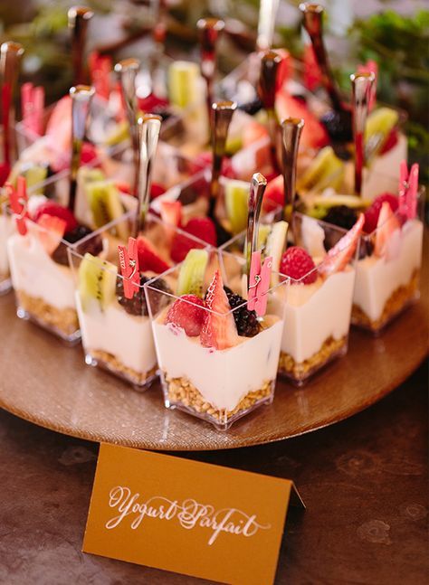 As we head into more summer events, we wanted to get creative with our go-to brunch dishes! These are the best creative brunch bites for your next party. Small Deserts, تشيز كيك بالفراولة, Brunch Bites, حفل توديع العزوبية, Birthday Party Snacks, Breakfast Party, Dessert Party, Baby Shower Brunch, Brunch Dishes