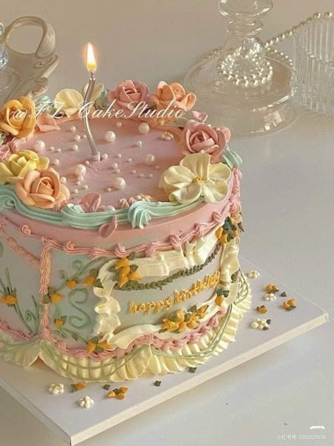 Purple Floral Cake, Floral Cake Ideas, Bolo Vintage, Vintage Birthday Cakes, Birthday Cake Decorating Ideas, Stunning Cakes, Mini Cakes Birthday, Pretty Dessert, Creative Birthday Cakes