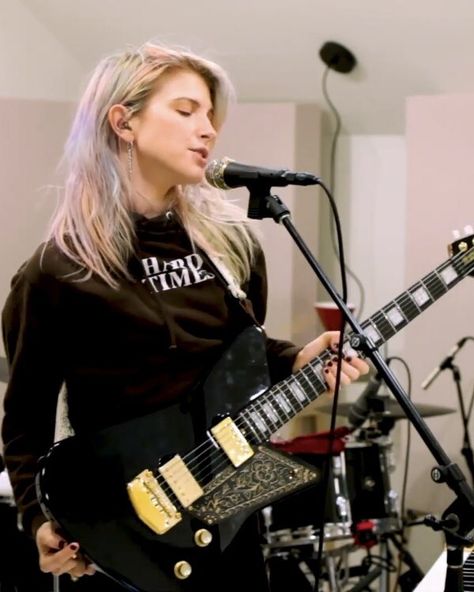 Hayley Williams Guitar, Haley Williams Hair, Npr Tiny Desk, Hayley Williams Style, Glitter Tears, Chicas Punk Rock, Haley Williams, Hayley Paramore, Tiny Desk