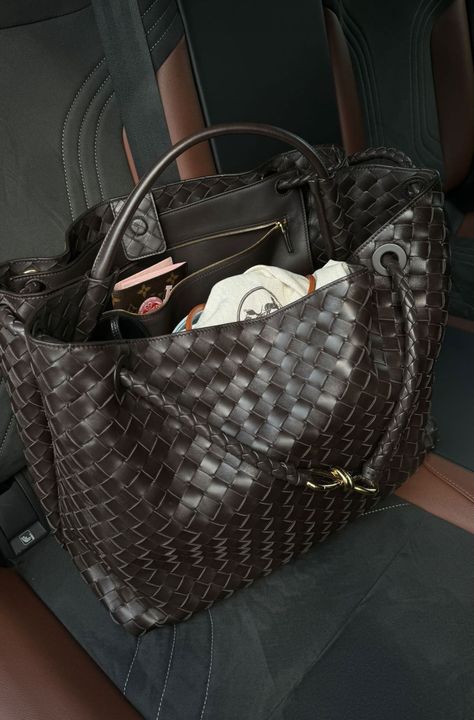 Bottega Bag, Bottega Veneta Bag, What In My Bag, Bags Aesthetic, Pretty Bags, Big Bags, Girls Bags, The Bank, Handbag Accessories