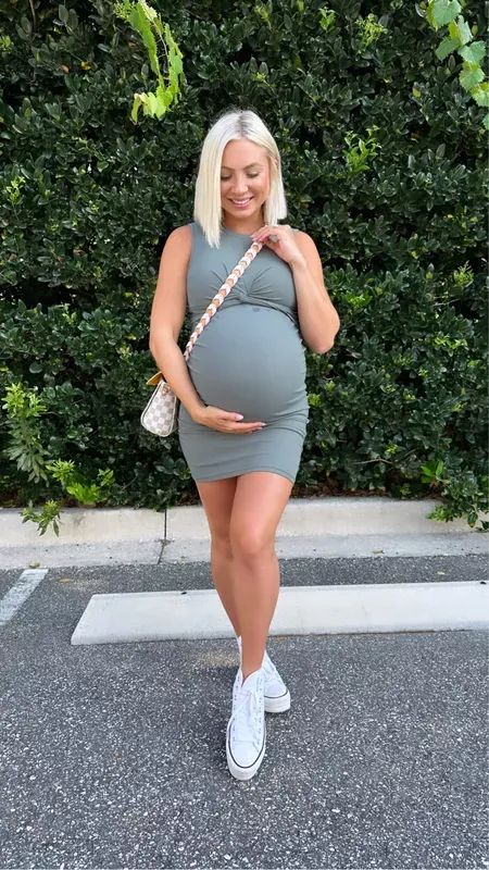 Short Pregnant Women, Pregnant Fashion Summer, Curvy Pregnancy Fashion, Bump Outfits, Pregnant Girlfriend, Dinner Outfit Summer, Wattpad Ideas, Pregnancy Belly Photos, Summer Maternity