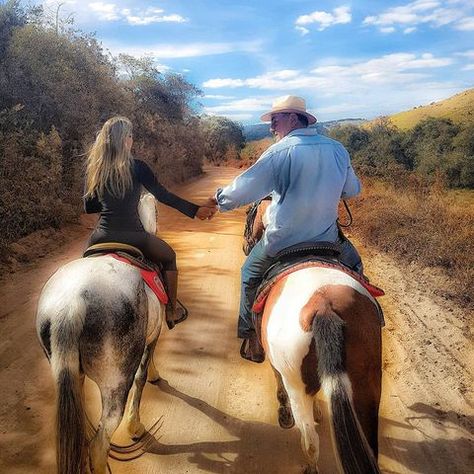 🧿 M A R I A D I A S 🇧🇷 (@mariadiasneiva) • Instagram photos and videos Casal Agro, Foto Cowgirl, Golden Hill, Dream Guy, Future Boyfriend, Rodeo, Couple Goals, Riding Helmets, A R