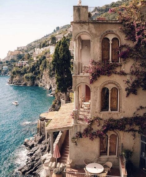 Old Italian House, Old Style House, Italy House, Seaside House, Old Mansion, Breathtaking Places, Italian Villa, Architectural Details, Gorgeous View