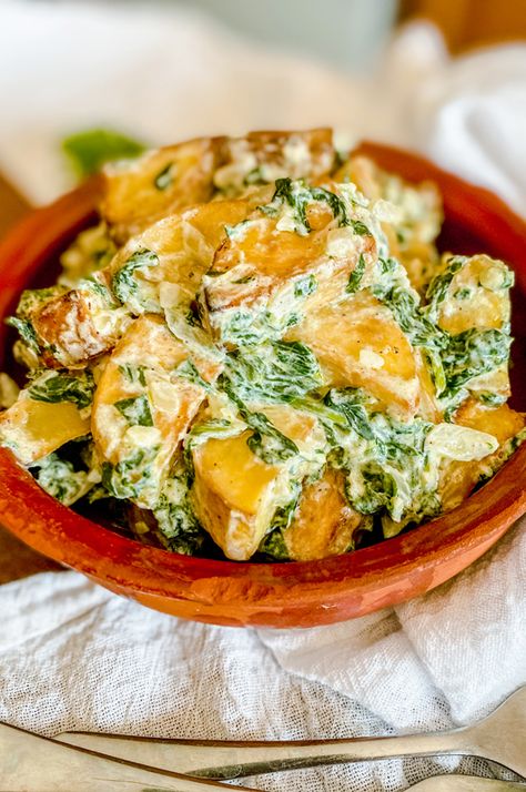 CREAMY Roasted Potatoes with Spinach & Garlic Recipe Potatoes With Spinach, Spinach And Potato Recipes, Casserole Crockpot Recipes, Garlic Roasted Potatoes, Garlic Recipe, Potato Sides, Creamy Potato, Garlic Recipes, Spinach Recipes