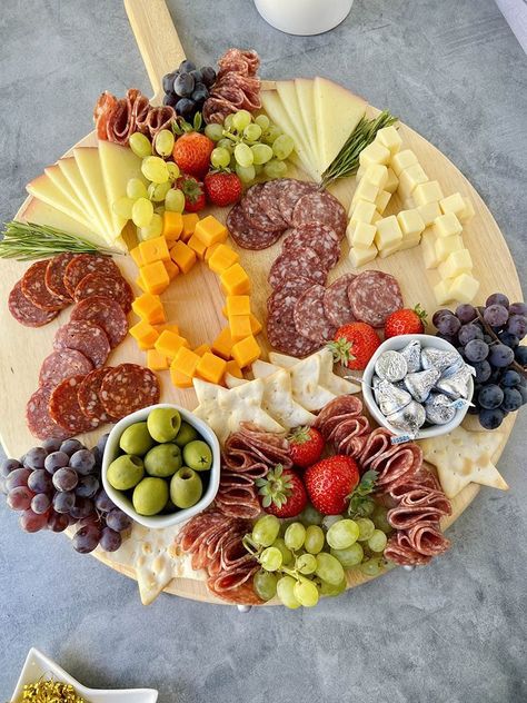 New Year's Eve Charcuterie Board Nye Appetizers Easy, Nye Party Food, Nye Appetizers, New Years Eve Snacks, Nye Food, New Years Eve Celebration, New Year's Snacks, New Years Eve Party Ideas Food, New Year Menu