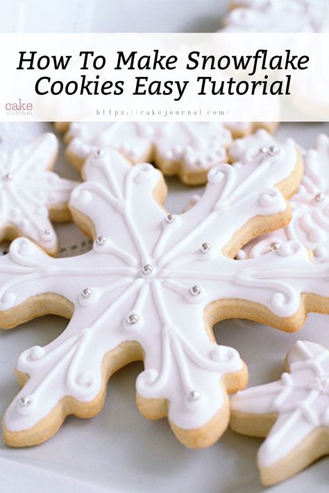 A chic snowflake cookies with designs Decorating Snowflake Cookies, Snowflake Cookie Designs, Snowflake Cutout Cookies, Snowflake Decorated Cookies, Snowflake Cookies Royal Icing, Snowflake Cookies Decorated, Christmas Cookies Snowflake, Christmas Snowflake Cookies, Snowflake Cookies Recipe