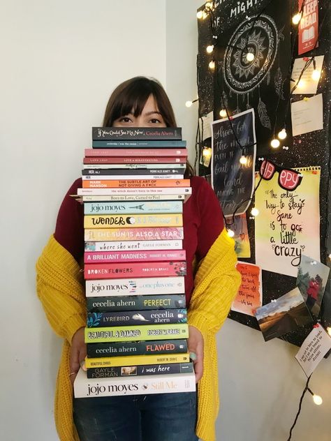 Human Posing, Posing Reference, Women Reading, Books To Read For Women, Pile Of Books, Woman Reading, Reading Books, Stack Of Books, Art References