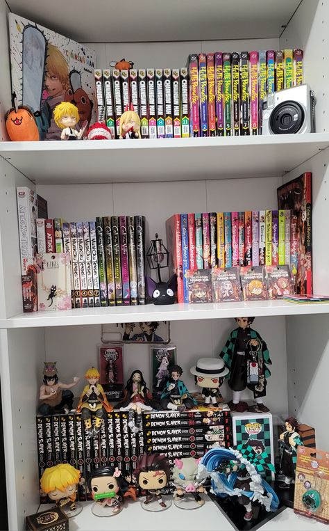 Anime Bookcase, Anime Bookshelf Aesthetic, Anime Shelf Aesthetic, Anime Bookshelf, Anime Bedroom Ideas, Hangout Room, Otaku Room, Anime Decor, Anime Room