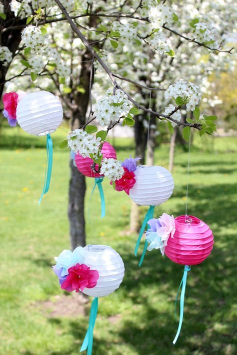 10 Hanging Decor Ideas For A Dreamy Garden Party — Eatwell101 Icing Designs, Paper Lantern Decor, Girl Parties, Paper Lanterns Diy, Icing Design, Deco Champetre, Paper Peonies, Quince Ideas, Studio Diy