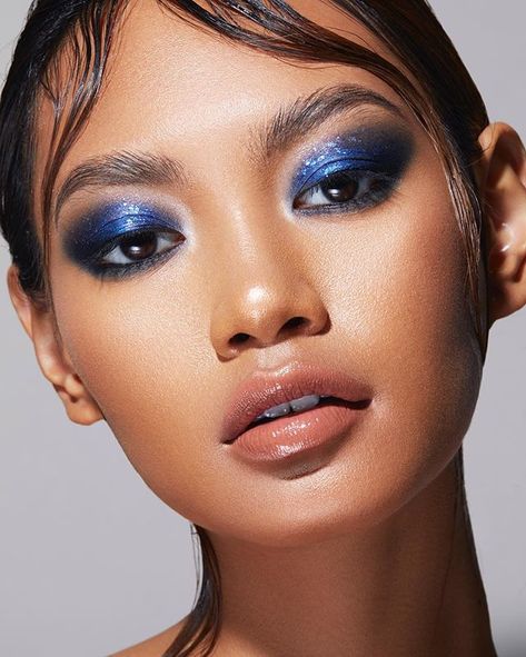 blue smokey eye makeup Blue Bold Eye Makeup, Silver And Dark Blue Makeup, Blue Glossy Makeup, Blue Eyeshadow Smokey Eye, Makeup Blue Shadow, 80s Smokey Eye Makeup, Blue Wet Makeup Look, Navy Blue Sparkly Eye Makeup, Deep Blue Eye Makeup