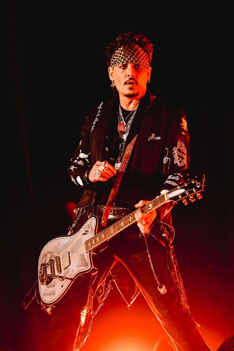 Watch Johnny Depp Sing David Bowie’s ‘Heroes’ With Hollywood Vampires Vampire Song, Johnny Depp Wallpaper, Bowie Heroes, The Hollywood Vampires, Musica Salsa, Hollywood Vampires, Johnny Depp Style, Kaptan Jack Sparrow, Young Johnny Depp