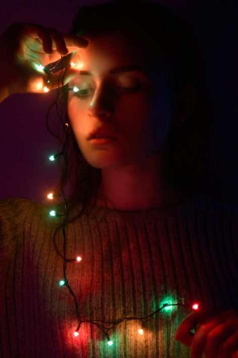 Photos With Fairy Lights, Christmas Light Photography, Girls Portrait, Xmas Photos, Portrait Lighting, Collage Ideas, Photo Insta, Portrait Photography Poses, Light Garland