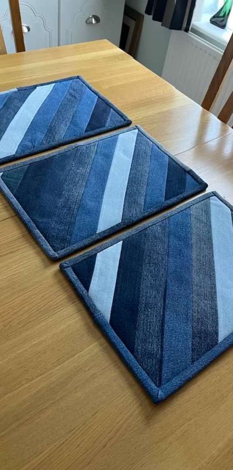 Denim Upcyclers | You may have seen my previous post on the start of this project to make 6 heatproof mats for the table centre | Facebook Blue Jean Placemats, Jean Quilt Ideas, Quilted Accessories, Denim Table Runner, Denim Placemats, Upcycled Denim Diy, Jean Quilts, Diy Old Jeans, Blue Jean Quilts