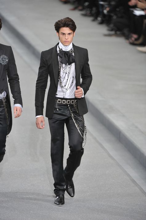 Chanel Spring 2009 Ready-to-Wear Fashion Show - Baptiste Giabiconi (MGM) 1990s Men, Karl Lagerfeld Men, Fashion 2000, Chanel Men, Chanel Outfit, Chanel Inspired, Chanel Spring, Future Fashion, Vintage Vogue