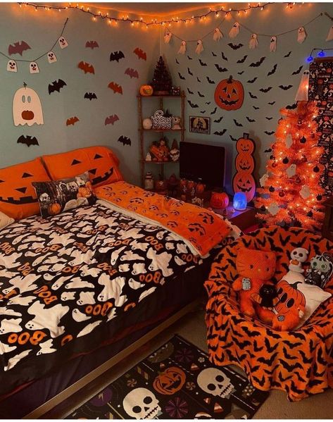 Cozy Halloween Bedroom, Halloween Piñatas, 200 Aesthetic, Indoor Halloween Decorations, Halloween Sleepover, Halloween Bedroom Decor, Cozy Halloween, Fall Room Decor, Halloween Bedroom