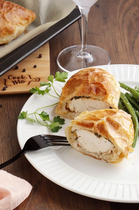 Chicken In Pastry Recipes, Chicken Puff Pastry Recipes, Chicken Wellington Recipe, Chicken Pastries, Chicken In Puff Pastry, Philo Pastry, Chicken Roulade Recipe, Pie Night, Chicken And Pastry