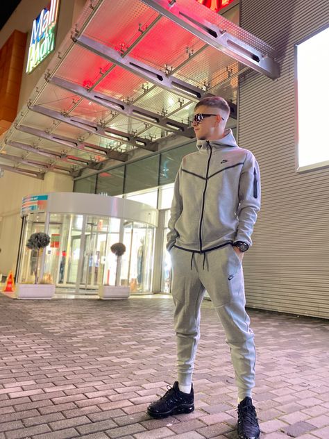 #nike #teenager #blondehair #mensclothing #menswatches #menshairstyles #shorthairstyles #grey Nike Tech Outfit, Nike Tech Fleece Men, Hoodie Outfits, Fleece Men, Outfit Nike, Outfit Hoodie, Nike Tn, Men Nike, Nike Vapormax