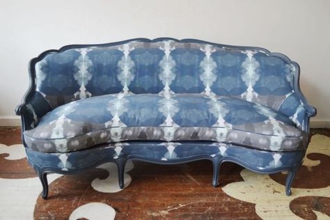 Chairloom reupholstered sofa Vintage Sofa Reupholstered, Cabriole Sofa, Sofa Reupholstered, Dreamy Living Room, Sofa Wood Frame, Vintage Sofas, Modern Outdoor Living, Minimal Living Room, Hale Navy