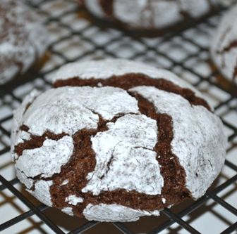 Panera Bread's famous Chocolate Mint Crinkle Cookie (copycat). Chocolate Crackle Cookies, Crackle Cookies, Chocolate Crackles, Crinkle Cookies Recipe, Biscuits Graham, Chocolate Brownie Cookies, Mexican Chocolate, Chocolate Crinkle Cookies, Chocolate Crinkles