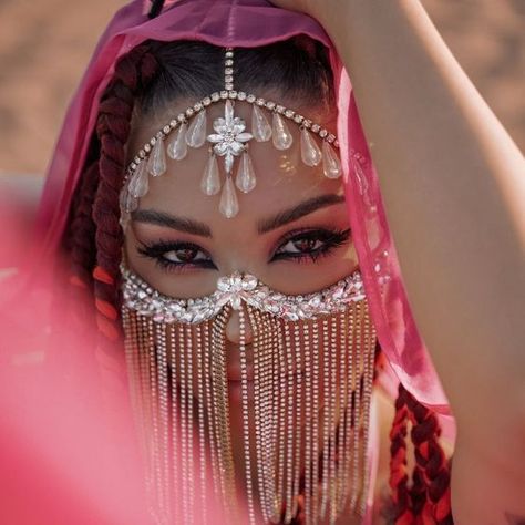 Belly Dance Face Veil, Arabian Eye Makeup, Desert Photoshoot Ideas, Arm Training, Cd Diy, Belly Dancer Costumes, Drag Queen Outfits, Arabic Makeup, Veiled Woman