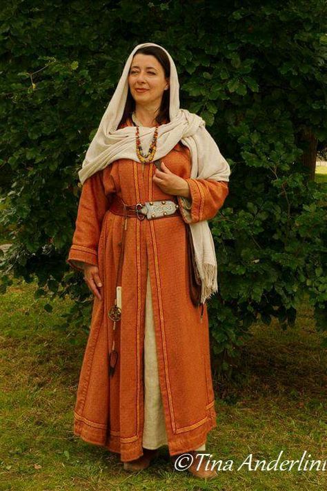 Tina Anderlini, A Frankish woman, beginning of the 7th century AD. All the jewels or accessories are replicas of discoveries. Jewish Woman Clothing, Jewish Clothing, Anglo Saxon Clothing, Biblical Clothing, Biblical Costumes, Nativity Costumes, Jewish Women, Viking Dress, Medieval Garb