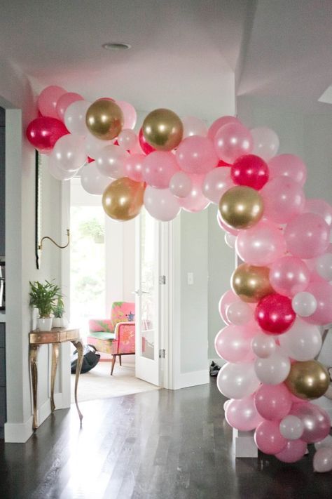 Make A Balloon Garland, Diy Ballon, Balloon Arch Diy, How To Make Balloon, Easy Party Decorations, Blowing Up Balloons, Balloon Garland Diy, Diy Balloon, Mickey Mouse Birthday Party