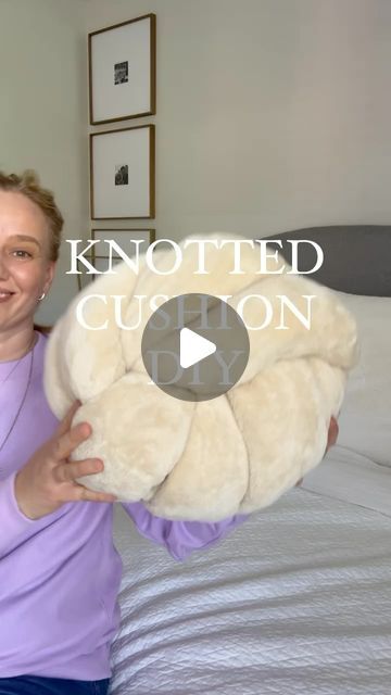 Knot Pillows Diy, Knot Cushion Diy, How To Make A Knot Pillow, Knot Pillow Diy Tutorials, Knot Pillow Tutorial, Knotted Cushion, Diy Knot Pillow, Knot Pillow Diy, Pillow Hacks