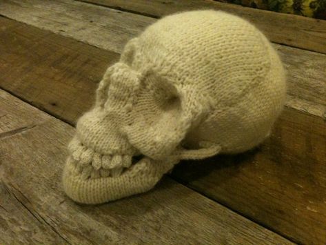 Stuffy Pattern, Extreme Knitting, Knitting Art, Mrs Hudson, Knitting Pin, Knitting Humor, Crochet Brooch, Skull Pattern, Cat Brooch