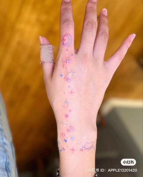 Pastel Heart Tattoo, Colourful Hand Tattoo, Colored Simple Tattoos, Colorful Sparkle Tattoo, Pastel Tattoo Kawaii, Pink Hand Tattoo, Hand Tattoos Color, Colored Hand Tattoos, Cute Colored Tattoos