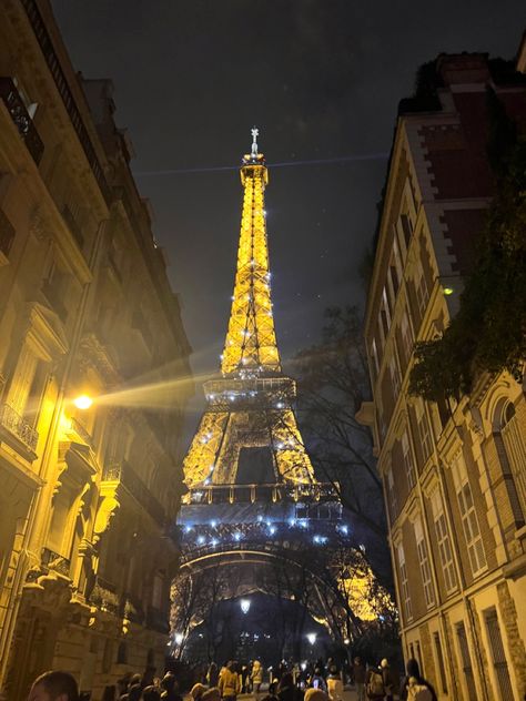 paris eiffel tower night poses travel street style france instagram inspo fashion aesthetic vibes nighttime tourist Effiel Tower Aesthetic, Night Poses, Eiffel Tower Night, Poses Travel, Tower Aesthetic, Paris Aesthetic, Aesthetic Vibes, Paris Eiffel Tower, Paris Photos