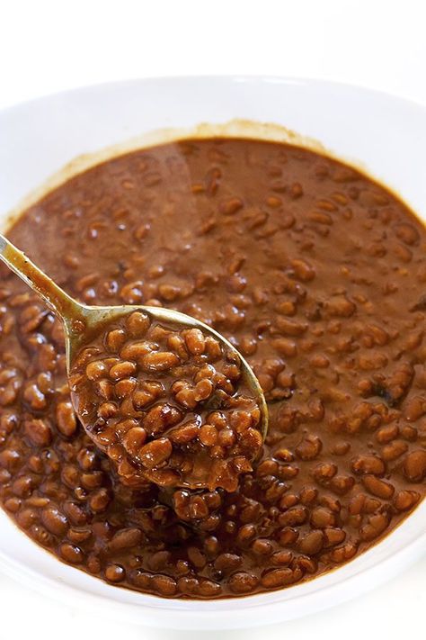 This Slow Cooker Boston Baked Beans recipe is everything baked beans should be: thick, saucy, savory with a touch of sweet. Come see how I made the classic Boston Baked Beans recipe easier by making it in the slow cooker! Restaurant Style Refried Beans Recipe, Boston Baked Beans Recipe, Slow Cooker Baked Beans, Best Baked Beans, Baked Beans Recipe, Boston Baked Beans, Savory Sides, Fast Meals, Baked Bean Recipes