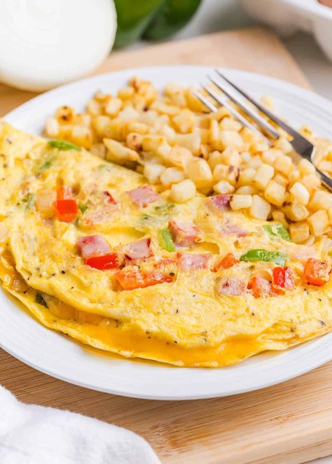 Learn to make the perfect, fluffy 3-egg western omelette made with ham, cheese, and sautéed veggies. Perfect for breakfast, brunch, lunch or a quick dinner! Western Omelette, Easy Breakfast Burritos, Veggie Omelet, Sautéed Veggies, Veggie Omelette, I Heart Naptime, Omelette Recipe, Egg Recipes For Breakfast, Ham Cheese