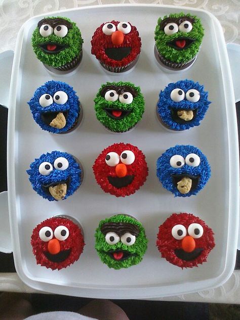 Sesame Street Cupcakes Diy, Elmo Desserts, Sesame Street Birthday Cakes, Sesame Street Cupcakes, Sesame Place, Cookie Monster Party, Cookie Monster Birthday, Shark Themed Birthday Party, Elmo Birthday Party