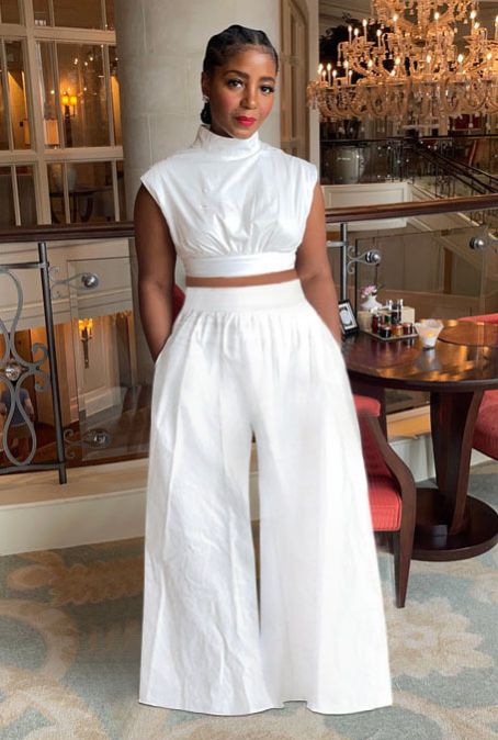 Loragal Black Designers Fashion, How To Style White Crop Top, Off White Wide Leg Pants Outfit, All White Womens Outfits, White Womens Outfits, Diner En Blanc Outfit Woman, Monochromatic Outfit Casual, All White Outfit Classy, All White Outfit Black Women