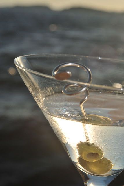 The Perfect Gin Martini with Hendricks Gin- which I hapen to have alot of since I promote it! Cucumber Martini, Book Lovers By Emily Henry, Martini Aesthetic, Drink Vodka, Gin Martini, Tanqueray Gin, Cucumber Slices, Hendricks Gin, Dry Martini