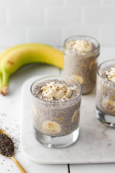 Banana Chia Pudding (Vegan + Gluten-Free) - Hannah Magee RD Chia Pudding Vegan, Chocolate Chia Pudding Recipes, Banana Chia Pudding, Pudding Chia, Chocolate Chia Pudding, Paleo Banana, Chia Pudding Recipes, Coconut Chips, Chia Seed Pudding