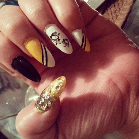 Stylish Penguins nails from our Instagram fan, @miss_illcrisis. Mn Wild Nails, Oregon Ducks Nail Designs, Wisconsin Badger Nails, New York Giants Nails Designs, Ny Giants Nail Designs, Steelers Nails, Penguin Nail Art, Penguin Nails, Pittsburgh Penguins Logo