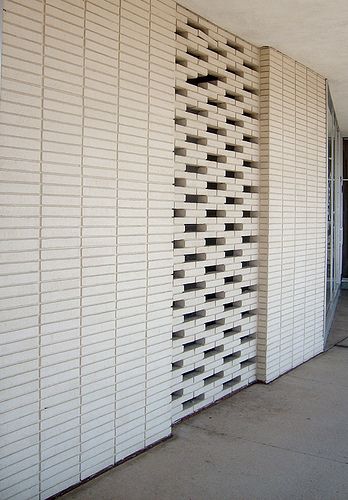 Mid Century Modern Wall Design we could do a cheaper option using standard bricks. Mid Century Modern Landscape, Modern Wall Design, Brick Feature Wall, Mid Century Exterior, Design Window, Modern Landscape Design, Mid Century Architecture, Brick Architecture, Wall Exterior