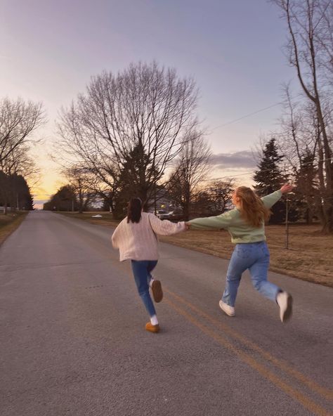 Fun Photoshoot With Friends, In The Road Photoshoot, Picture Inspo Instagram With Friends, 2 Friends Photo Ideas, Running With Friends Aesthetic, Cottage Photos With Friends, Small Town Picture Ideas, Fall Aesthetic With Friends, Fun Best Friend Photoshoot