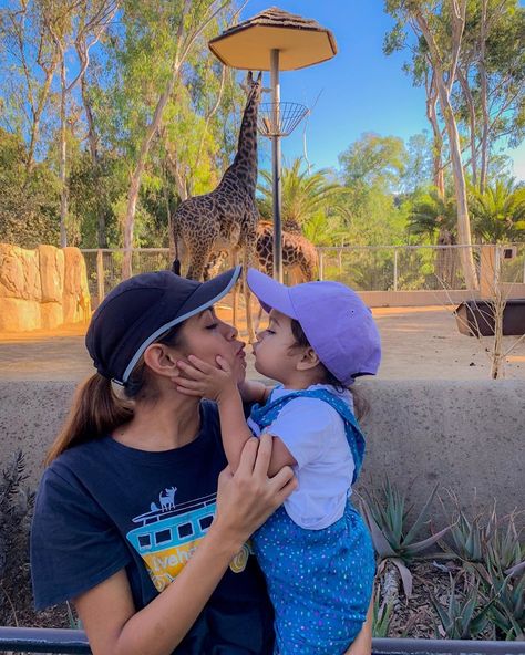 Lau🌞 on Instagram: “Zoo day 🦒 #zoo #sandiegozoo #funday #saturday #giraffe #jirafas #zologico #mommyanddaughter #myownluna” Zoo Instagram Pictures, Cute Zoo Pictures Ideas, Zoo Pictures Ideas, Zoo Photo Ideas, Pictures Ideas Instagram, Zoo Day, Mom Photography, Zoo Pictures, Moms Photography