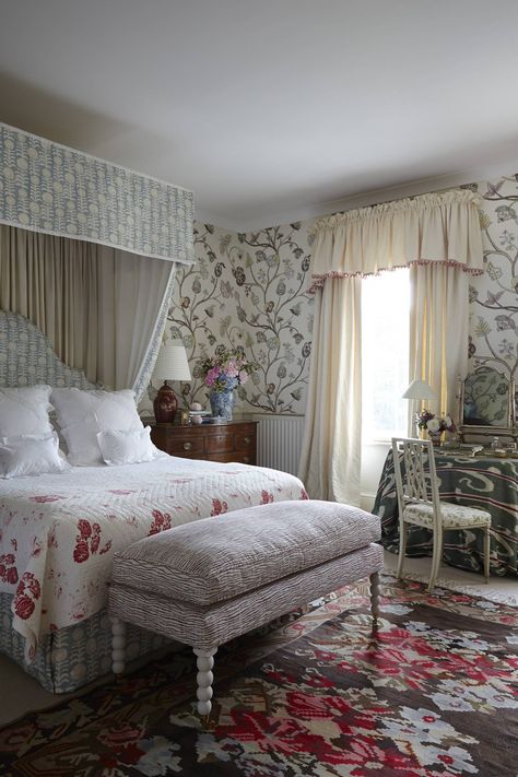 A guest bedroom is lined with Penny Morrison’s Begum wallpaper. Underfoot is a nineteenth-century Bessarabian floral rug. The ivory damask curtains are trimmed in Colefax and Fowler fan edging. Living Room 2022, Tiny Guest Room, English Bedroom, Spare Room Design, Penny Morrison, Damask Curtains, English Country Decor, White Linen Bedding, Armchair Slipcover