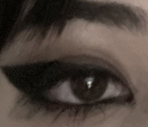 Big Wing Eyeliner, Grungey Smokey Eye Makeup, Raccoon Eyeliner, Chunky Eyeliner, Roxanne Aesthetic, Eyeliner Asian Eyes, Big Eyeliner, Grunge Eyeliner, Emo Eyeliner