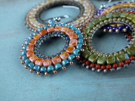 How to make "Circles" earrings - Rutkovsky Beads Jewelry Ideas, Simple Bead Earrings, Beaded Circle, Jewelry Making Instructions, Cube Beads, Seed Bead Tutorial, Beaded Jewelry Designs, Beaded Earrings Patterns, Earring Tutorial