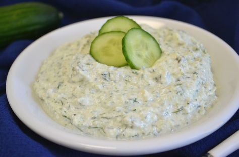 Mix leftover cucumber pulp into a flavorful tzatziki sauce. Since most of the liquid went into the cucumber juice, the pulp won’t water down this dip. Juicer Pulp Recipes, Juice Pulp Recipes, Shabbat Recipes, Cucumber Lemon Water, Cucumber Detox Water, Pulp Recipe, Water Detox, Cucumber Water, Cucumber Juice