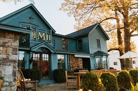 A new boutique hotel in Highlands, NC, magically blends Appalachian artistry with English countryside decorum. Here's a first-hand look into the elegantly restored 150-year-old Highlander Mountain House. Highlander Mountain House, Hampton Exterior, Nc Travel, Highlands North Carolina, Southern Boutique, Highlands Nc, Historic New England, Branding Resources, Exterior Ideas