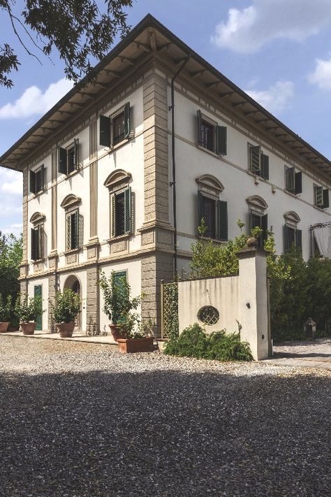 Historic Italian Villa, Tuscan Villa Floorplan, Italian Architecture Homes, Italian Villa Exterior, Old Italian House, Villa Farmhouse, Italian Cottage, Italian Country House, Tuscan Architecture