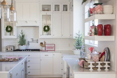 7 Inexpensive Christmas Décor Ideas - Handmade Farmhouse Cheap Christmas Ornaments, Childlike Wonder, Santa Statues, Kitchen Tour, Inexpensive Christmas, Handmade Farmhouse, Santa Claus Is Coming To Town, Budget Friendly Decor, Christmas On A Budget